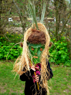 Un enfant découvre son masque végétal !