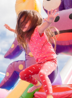 Fiesta Park : Petite fille qui saute sur une structure gonflable géante