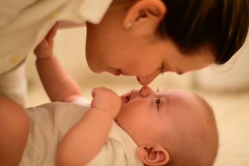 Appli FAMIHERO : trouvez une baby-sitter sur votre iPhone