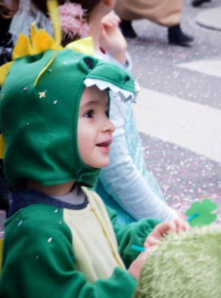 Carnaval de Nantes 2019 : enfant déguisé en dinosaure