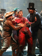 Oliver Twist, le musical : Oliver arrêté