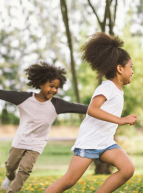 Printemps de Caudéran 2019 - Adobe Stock little girl playing outdoor - child kids and friend happy