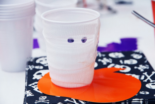 Halloween : des idées bricolage à faire en famille - Verres momies