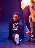 Le Breakdance s'invite au Musée : Une petite fille qui danse au sol