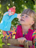 Une petite fille joue aux marionnettes
