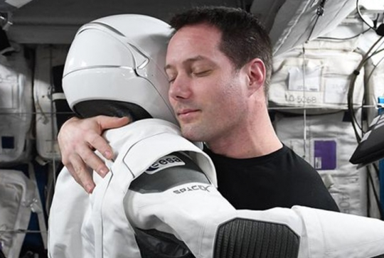 Allô Olma ? Ici, Thomas Pesquet ! : podcast Radio France - Les astronautes ont essayé leurs scaphandres une dernière fois avant le retour, pour une ultime vérification. L'occasion d'un petit slow. - ESA/NASA