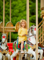Fête des tchiots : Petite fille sur un carrousel