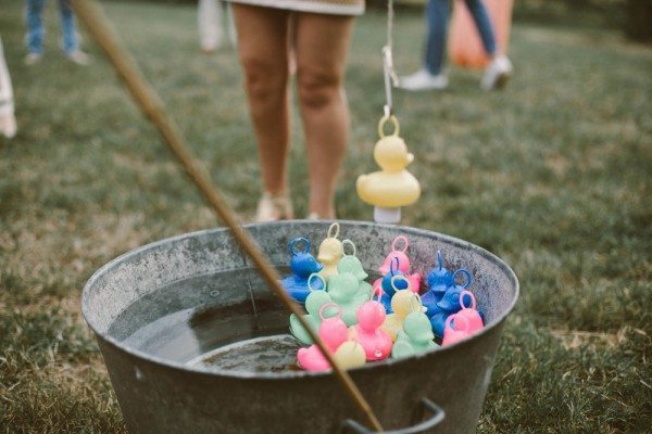 Fête foraine et jeux d'enfant : pêche à la ligne Stock Photo