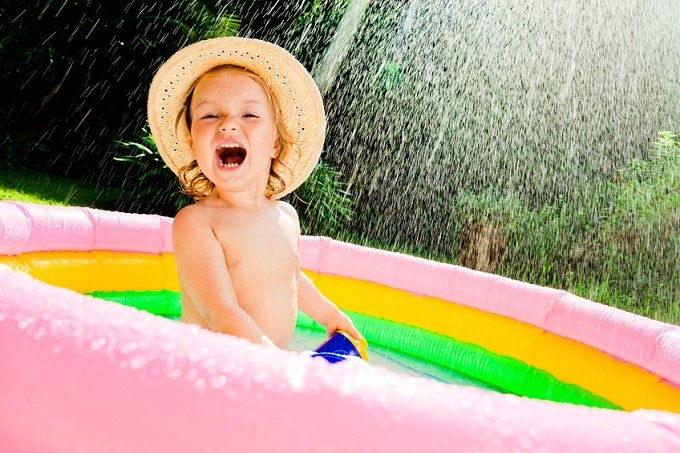 Bébé : 10 idées de jeux d'eau pour barboter