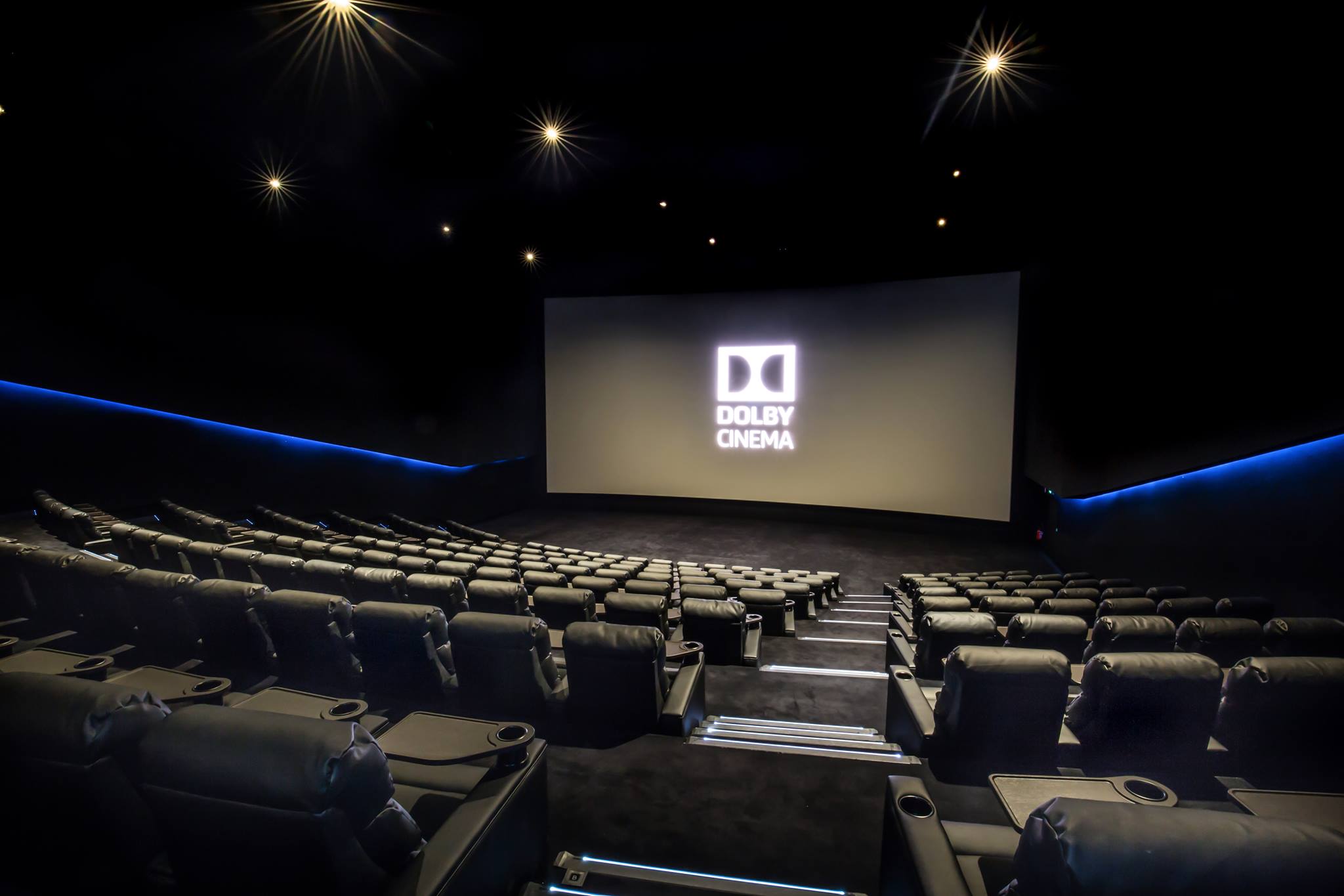 Dolby atmos горизонт. Atmos зал в кинотеатре. Зал dolby atmos гринвич екатеринбург. Зал долби атмос. Синема парк dolby atmos.