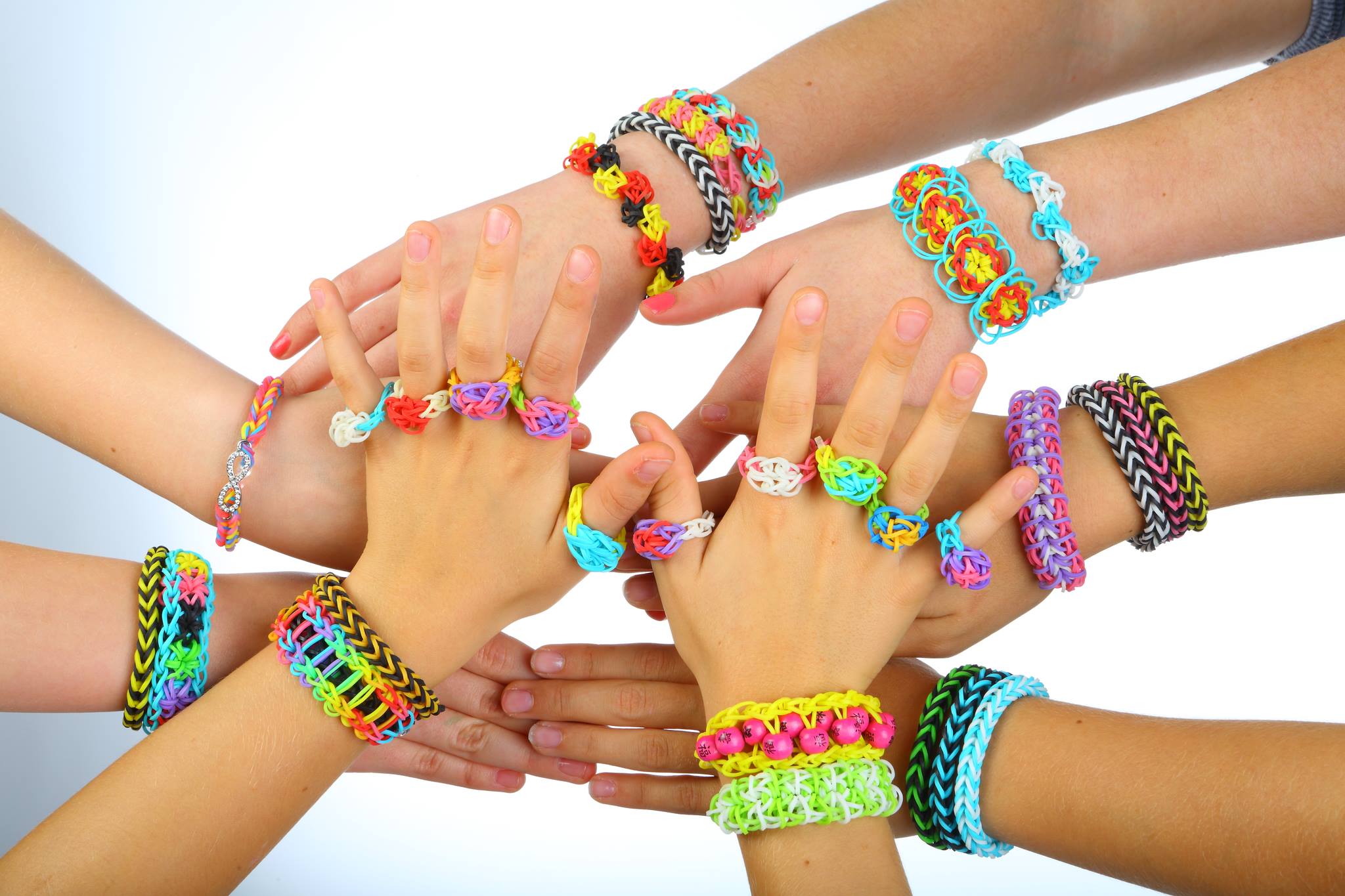 Rainbow Loom : La nouvelle mode des bracelets élastiques pour enfants et  ados