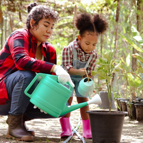 Rendez-vous aux jardins à Toulouse : une fillette jardine