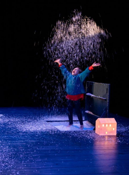 Dans ma maison de papier, j'ai des poèmes sur le feu de Julien Duval, deux comédiennes sur scène