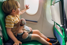 Enfant dans un avion avec son doudou