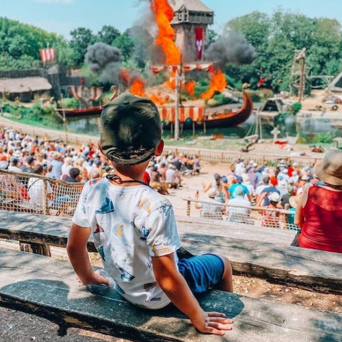 Puy du Fou : enfant devant le spectacle des Vikings