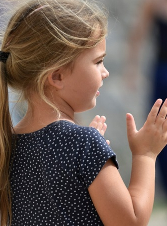 Festival d'Ambronay : Une petite fille applaudit