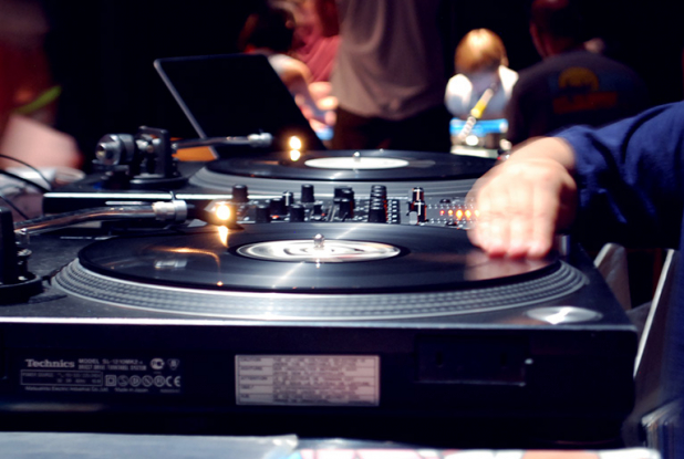 Mini Weather : Scratcher n'est pas chose aisée, mais les enfants se sont prêtés facilement au jeu.