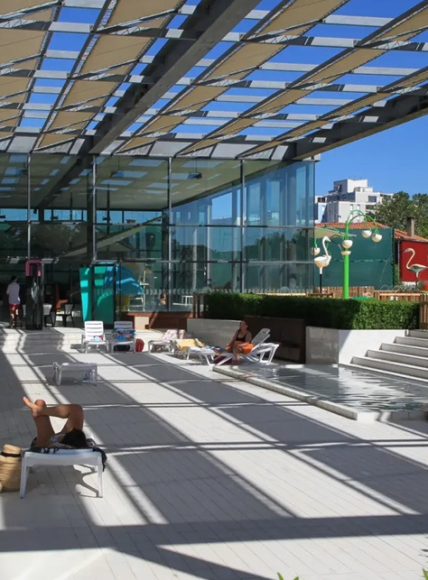 Piscine Tissot : espace extérieur