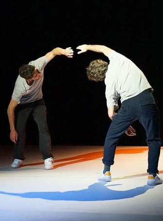 Et de se tenir la main théâtre