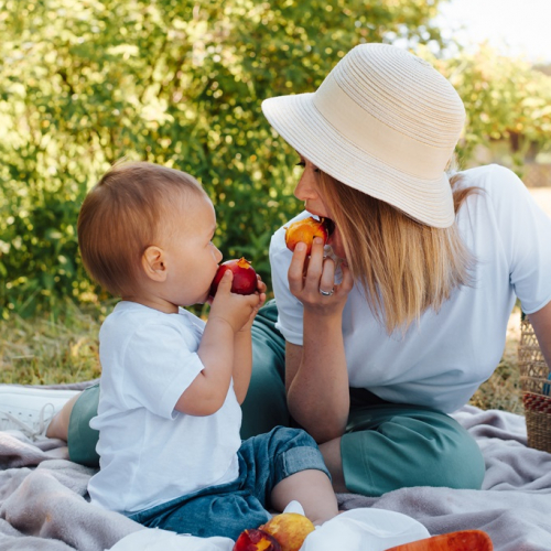 Top parcs pour un pique-nique en famille (Bordeaux) : une femme et un bébé