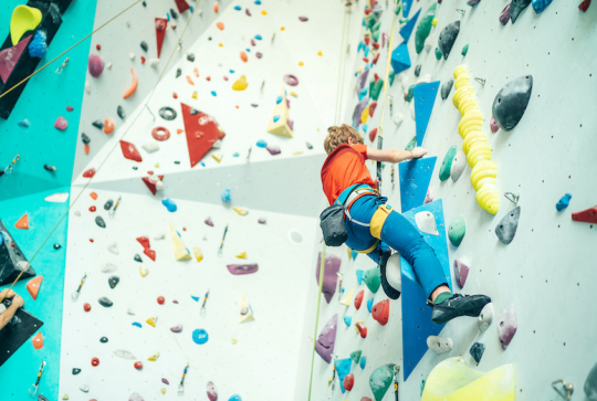 Meilleurs loisirs indoor en famille : escalade