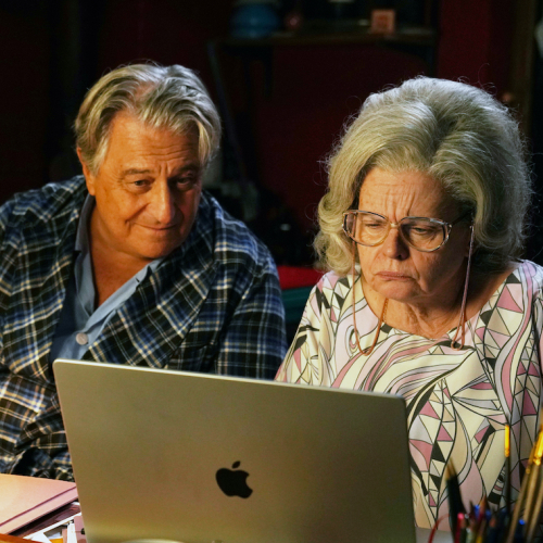 Les Vengeances de Maître Poutifard : Clavier et Isabelle Nanty devant l'ordinateur