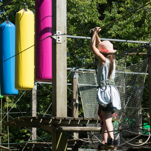 Les Prés du Hem : Une petite fille sur le parcours d'accrobranche