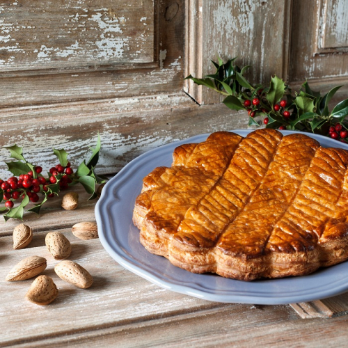 Épiphanie 2025 : où manger les meilleures galettes des rois à Lyon ? : Galette des rois à la frangipane avec des branches de houx