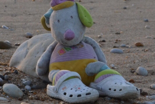 "Didi" le doudou d Albane 3 ans sur une plage de l'île d'Oleron