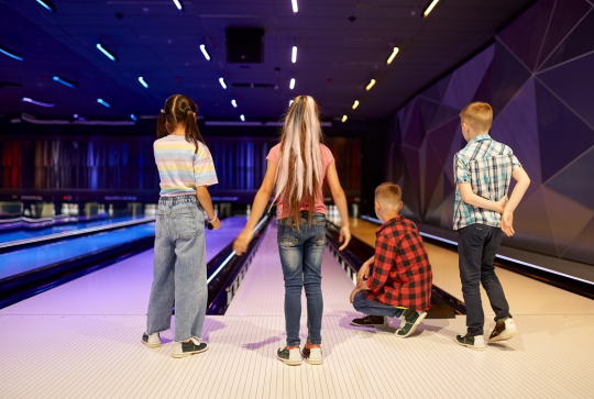 Sortie au bowling : des enfants sur la piste