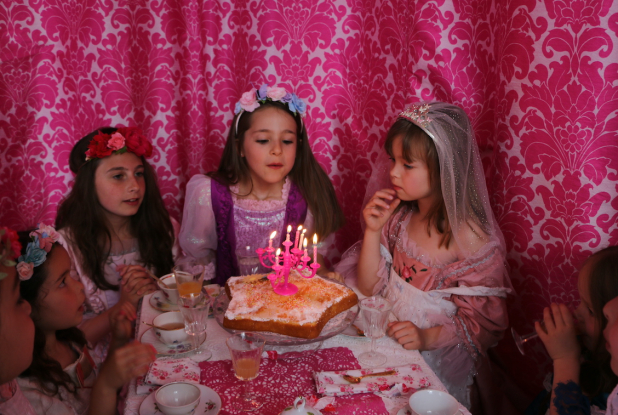 Queenie in Powerland : souffle les bougies