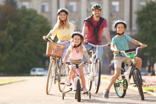 Adobe Stock - Famille à vélo