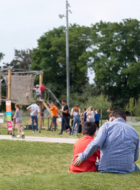 Parc en fête : Les familles se retrouvent dans le parc pour s'amuser