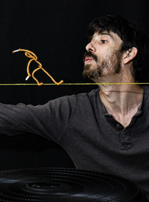 Histoire de la laine - Cie Rauxa : Un petit bonhomme se balade sur un fil tendu par un homme