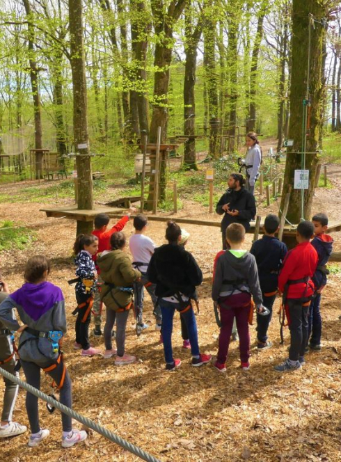 Aventure de la Bresse groupe d'enfants qui font de l'accrobranche