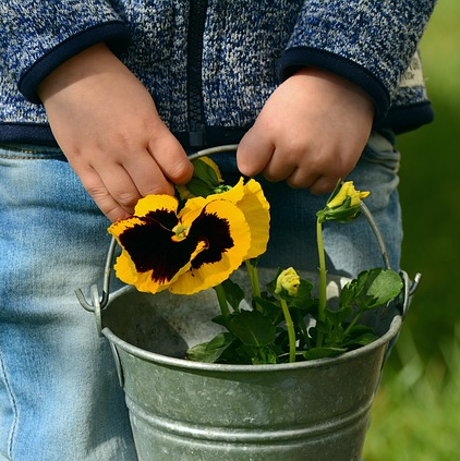Enfant à fleurs