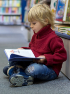 Photo petit garçon lisant dans un magasin