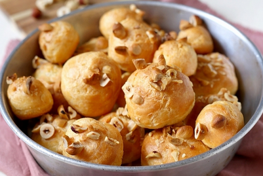 Gougères au morbier et à la noisette