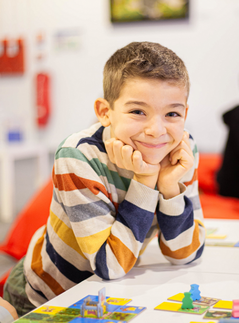 Gare Croisette : Petit garçon qui joue à des jeux de société