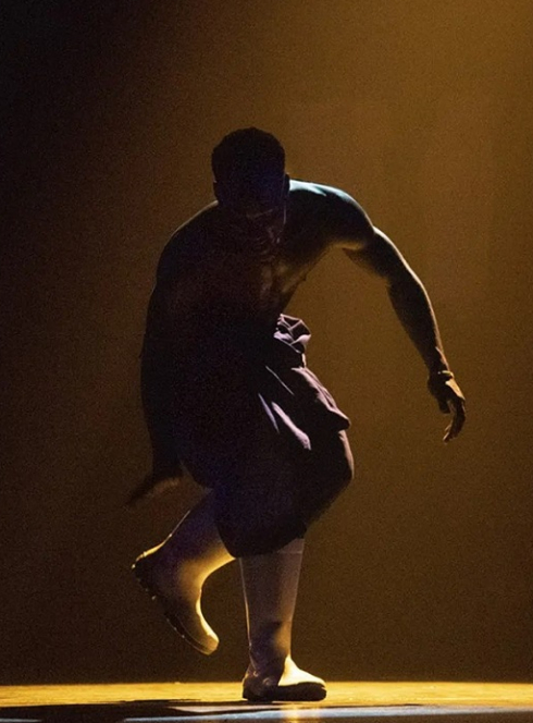 Moya Zip Zap Circus : Un danseur seul sur scène