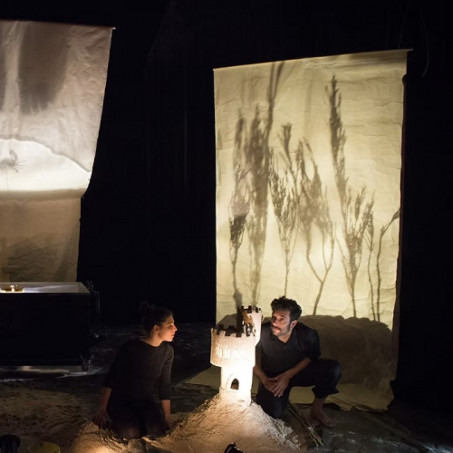 Le Roi des sables - Collectif Terron : Deux comédiens à côté d'un château de sable