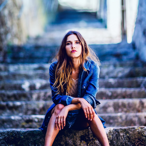 Concert - Joyce Jonathan : Chanteuse assise sur des marches dehors