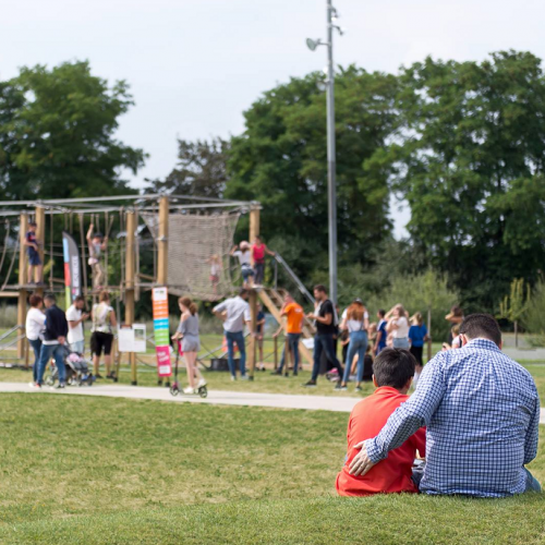 Parc en fête : Les familles se retrouvent dans le parc pour s'amuser