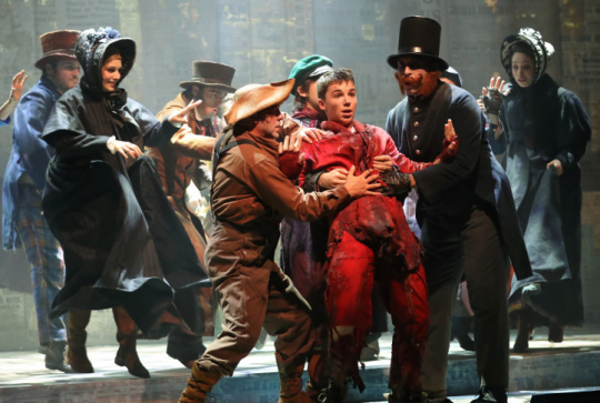 Oliver Twist, le musical : Oliver arrêté