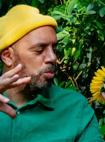 Le bal pour enfants : Un homme tient dans sa main une fleur jaune