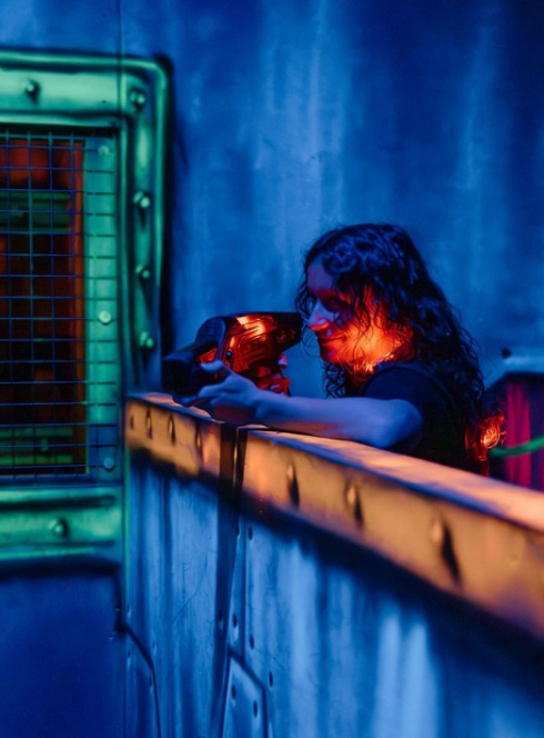 Battle Laser : Une jeune fille vise avec son pistolet laser