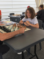 Homme et Grand-Parents qui jouent aux échecs