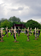 20 ans du jardin Mosaïc : Personnes agrippées aux bougies en bois du parc Mosaïc