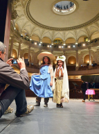 Tous à l'Opéra : petites filles en costumes