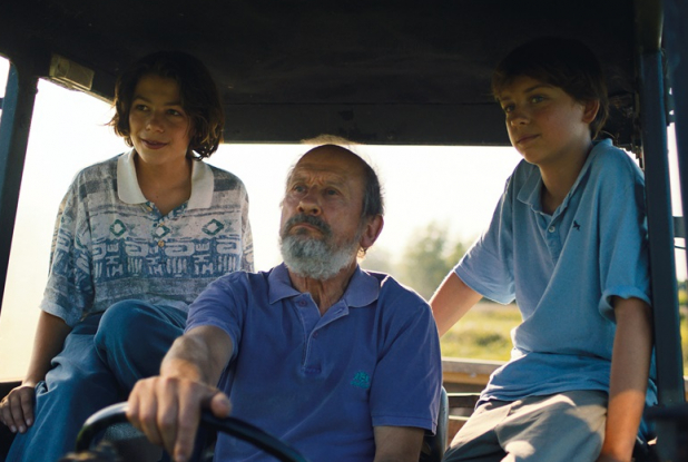 Young Hearts : avec le grand-père sur le tracteur